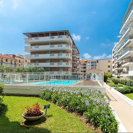 Charming With Swimming Pool * Nice